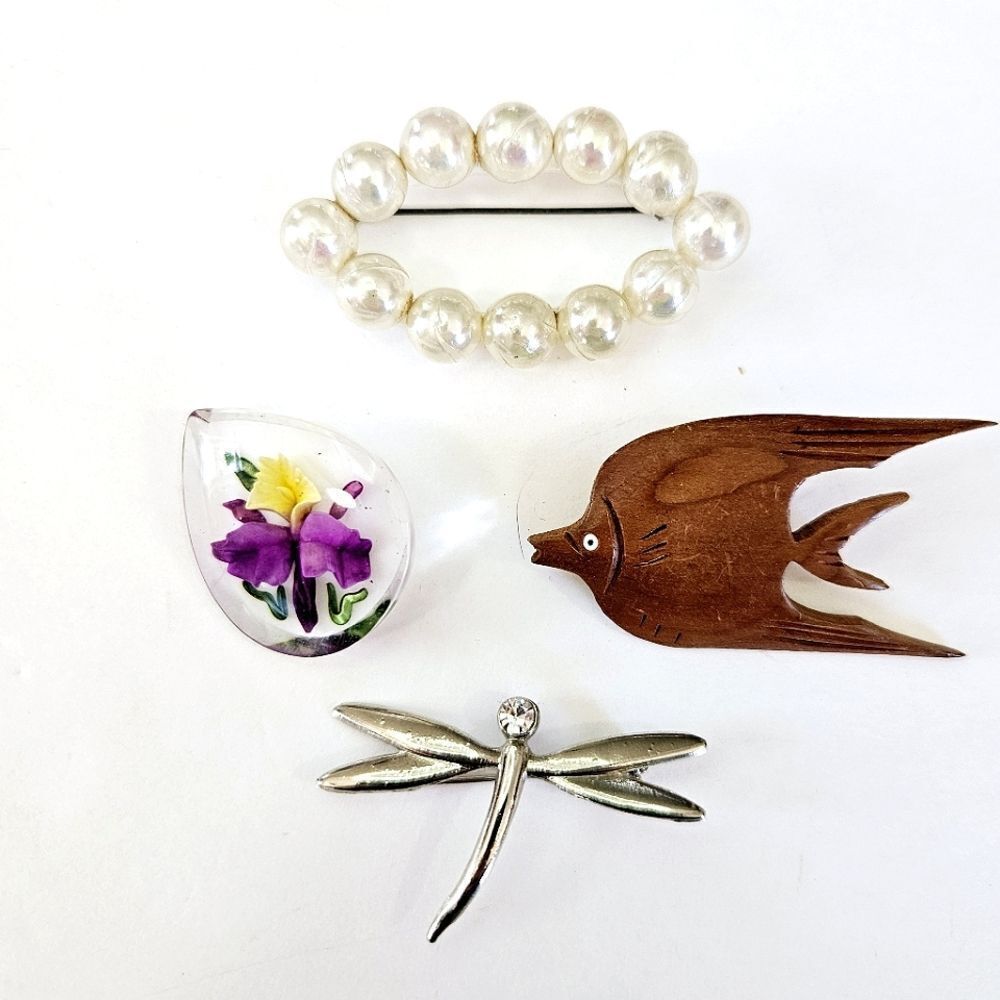 Vintage Lot of 4 Broches Pins Hand Carved Wooden Fish Resin Flowers Dragonfly
